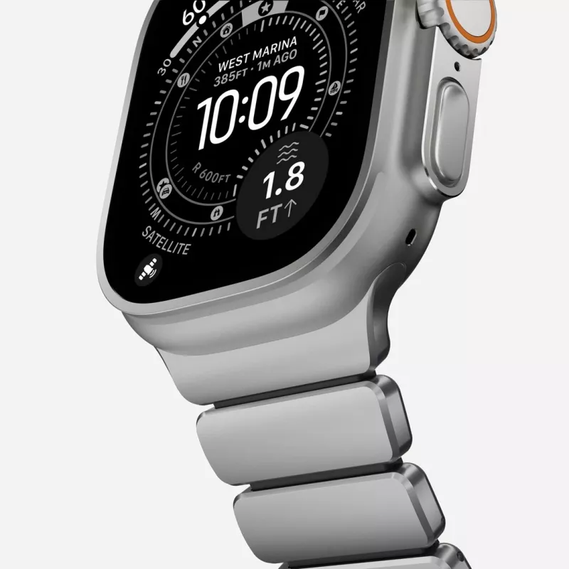 NOMAD Stratos Band – titano apyrankė, skirta Apple Watch 49 mm, su FKM įdėklu (natūralus titanas, juodas FKM)