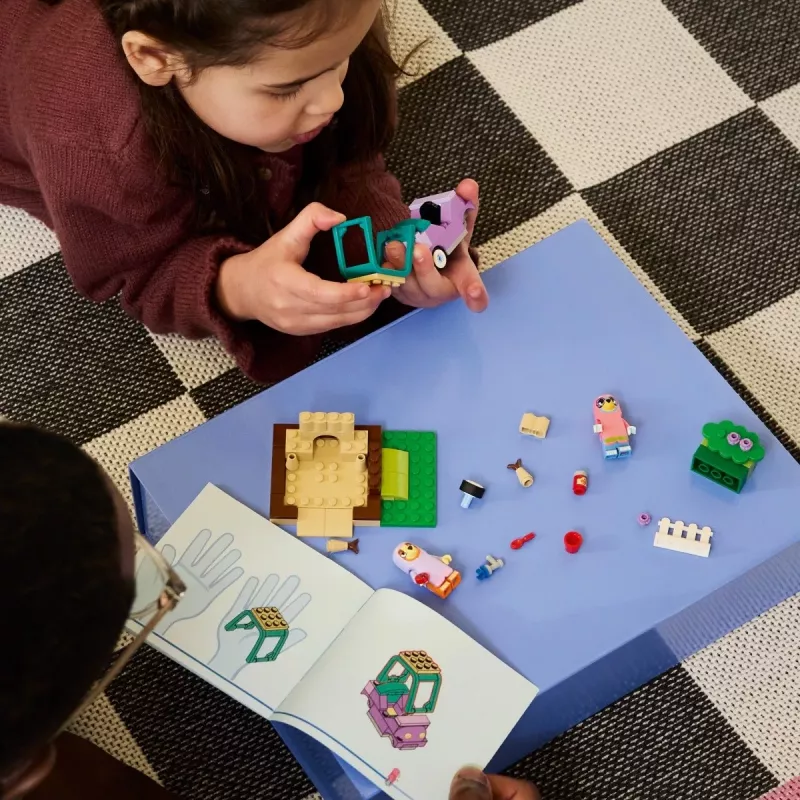 LEGO Bluey 11216 Močiutės su Bingo ir Bluey (80 dalių)
