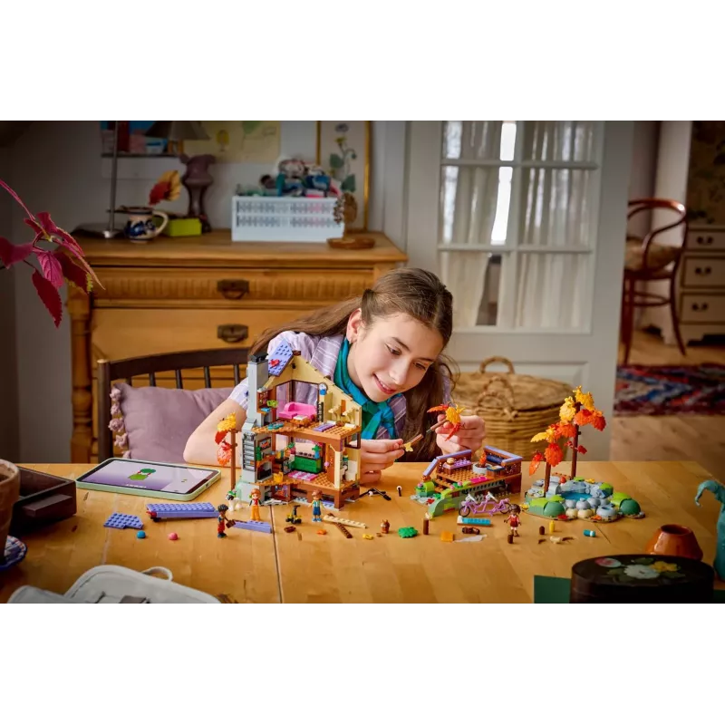 LEGO Friends 42705 Jaukus rudens miško namelys (1229 dalių)