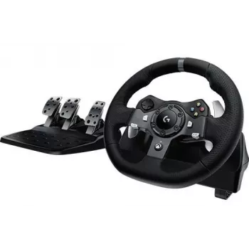 Logitech G920 Driving Force Racing Wheel su pedalais