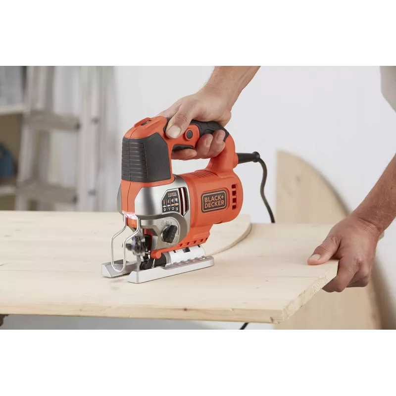 Black & Decker BES610K-QS 650W švytuoklinis siaurapjūklis su įrankių dėžute