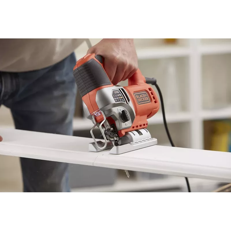 Black & Decker BES610K-QS 650W švytuoklinis siaurapjūklis su įrankių dėžute