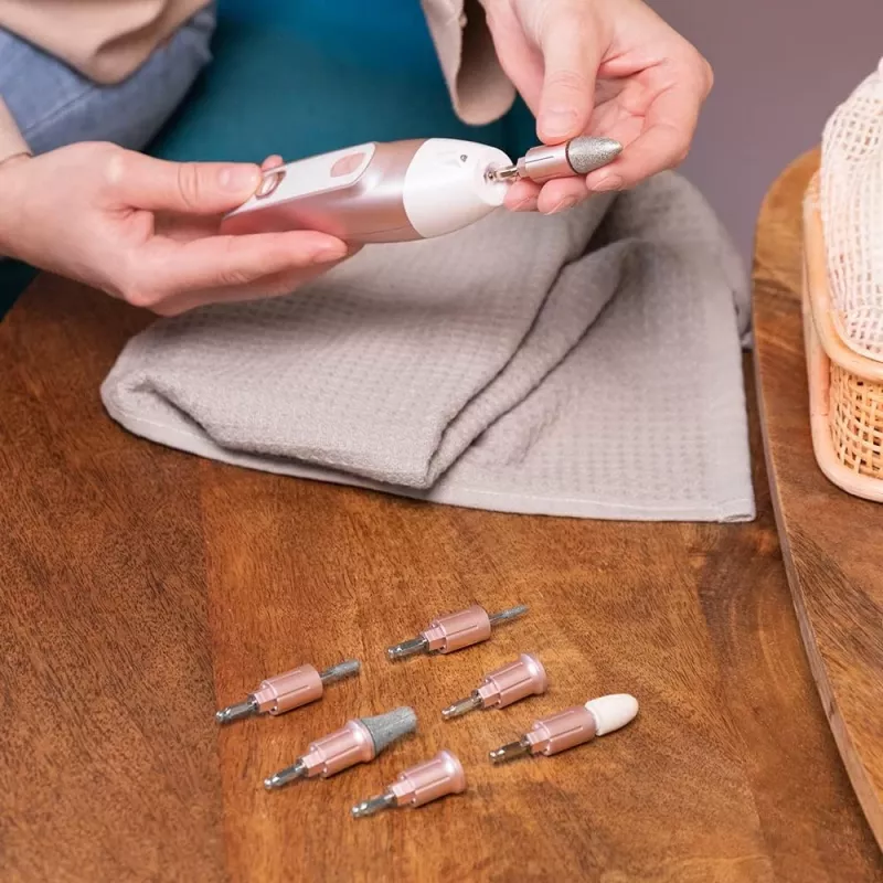 Cecotec PinkyCare 700 Perfect Nails elektrinis manikiūro ir pedikiūro rinkinys, nagų gręžtuvas, 7 antgaliai, 2 greičiai, įkraunamas, rožinė/balta