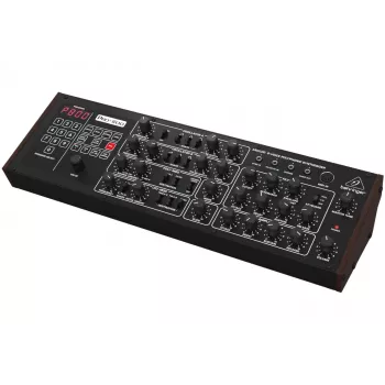 Behringer PRO-800 Analoginis Sintezatorius – 8-balsis darbalaukio modulis su 16 VCO, arpedžiatoriumi ir Poly Chain