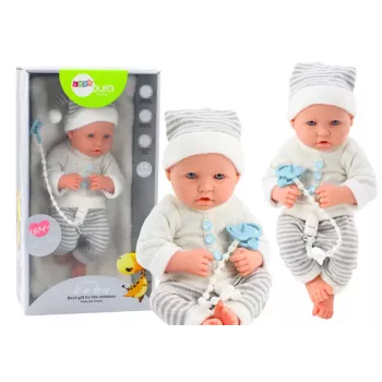 LEAN TOYS Kūdikio lėlė baltais ir pilkais dryžuotais drabužiais, kepuraite, čiulptuku, antklodėle