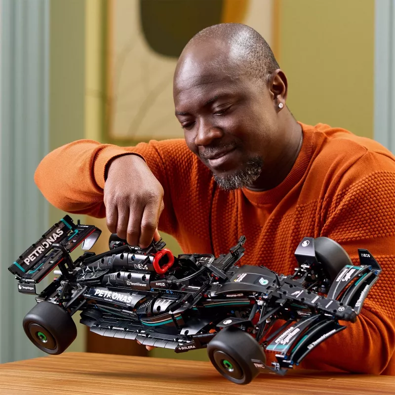 LEGO Technic modelis Mercedes‑AMG F1 W14 E Performance – 1 432 detalės, rekomenduojamas amžius 18+