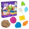Kinetic Sand Beach Adventure Set – 907 g smėlio 3 spalvų su formelėmis, įrankiu ir padėklu