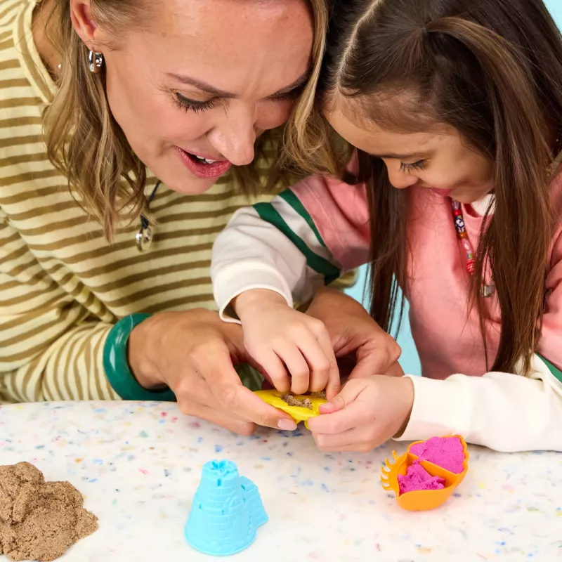 Kinetic Sand Beach Adventure Set – 907 g smėlio 3 spalvų su formelėmis, įrankiu ir padėklu
