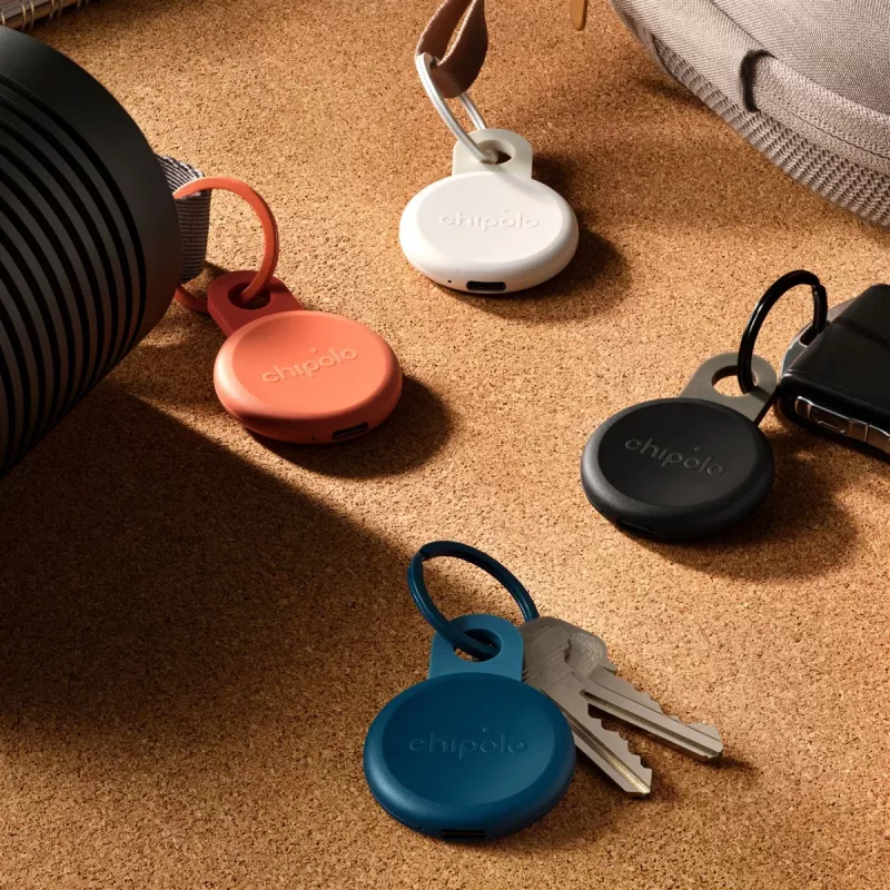 Chipolo LOOP – Įkraunamas Bluetooth sekiklis su silikonine kilpa, skirtas iOS ir Android, 4 rinkinys (anglies, kreidos, tamsiai mėlynos, koralų spalvos)