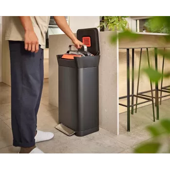 Joseph Joseph Titan 30L juodas šiukšlių kompaktorius