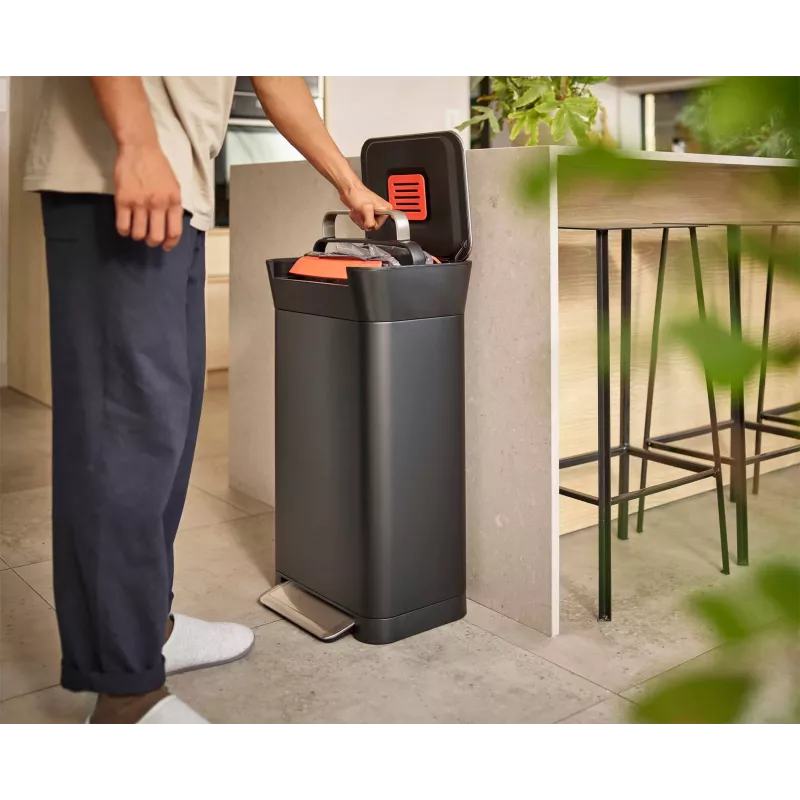 Joseph Joseph Titan 30L juodas šiukšlių kompaktorius