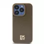 DKNY DKHMP14SPSHRPSW kietasis dėklas, skirtas iPhone 14/15/13, rudos odos raštas su metaliniu logotipu, MagSafe