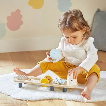Janod Sweet Cocoon muzikinis staliukas su kirmino dizainu, 5 instrumentai, FSC mediena, 12m+