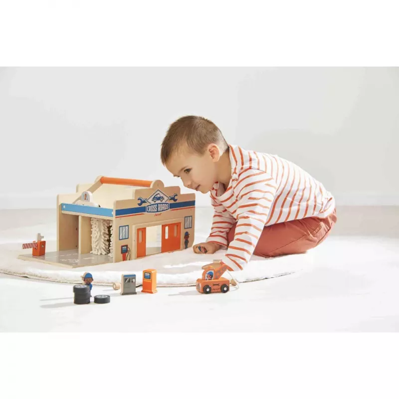 Janod Wooden Opening Garage with Figures Cross Roads 2+