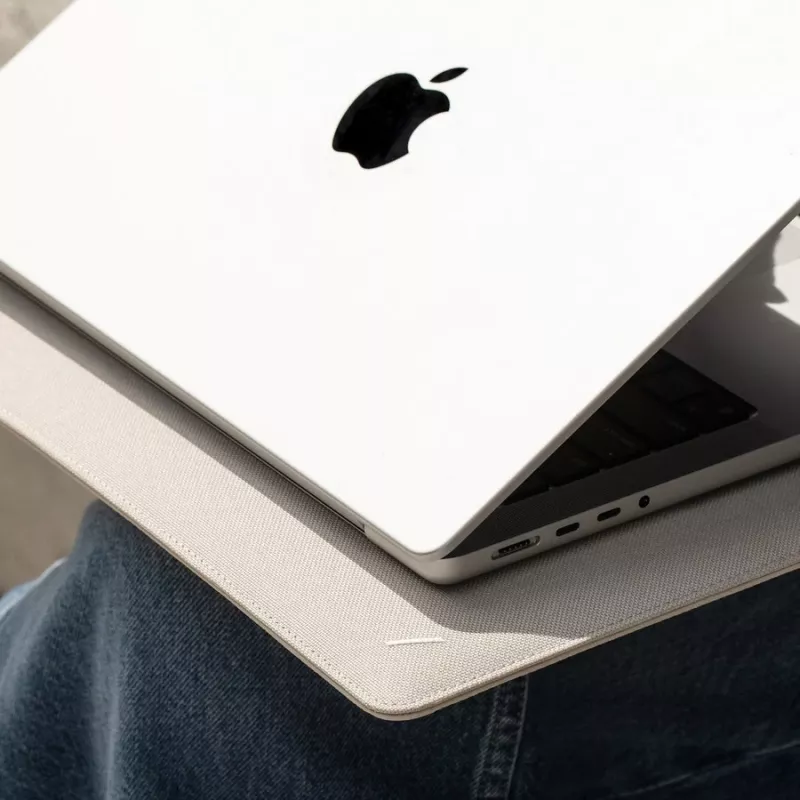 Native Union Stow Slim Sleeve, skirta MacBook 13/14 inch – Sandstone