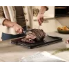 Joseph Joseph Cut&Carve Plus didelė juoda pjaustymo lenta su integruotais mėsos laikymo smaigaliais