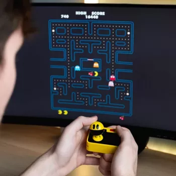 FIZZ CREATIONS Retro Arcade Pac-Man belaidė žaidimų konsolė su valdymo pultu, veikianti iš karto