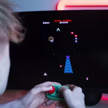 FIZZ CREATIONS Retro Arcade Galaga Plug & Play Wireless Console su 2 valdikliais