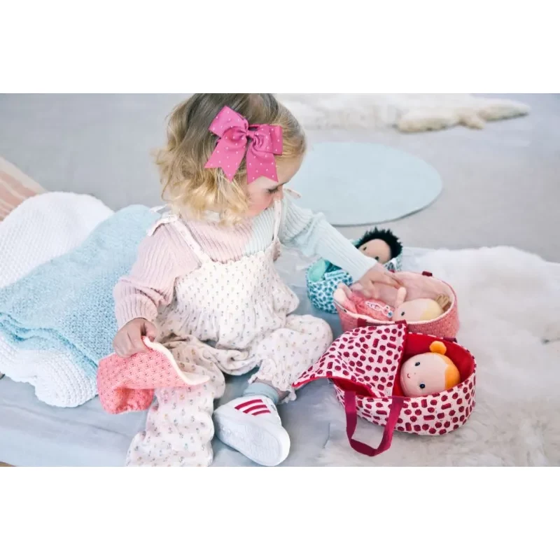 Lilliputiens Anais kūdikėlio lėlė su krepšeliu, apranga ir antklodėle