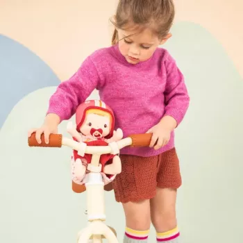 Lilliputiens Lena lėlė dviračio krepšelyje su antklodėle ir šalmu 18m+