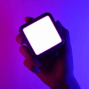 Ulanzi VL49 RGB Pro LED vaizdo šviesa su 60 LED, 2500 mAh, magnetiniu laikikliu ir korio grotelėmis