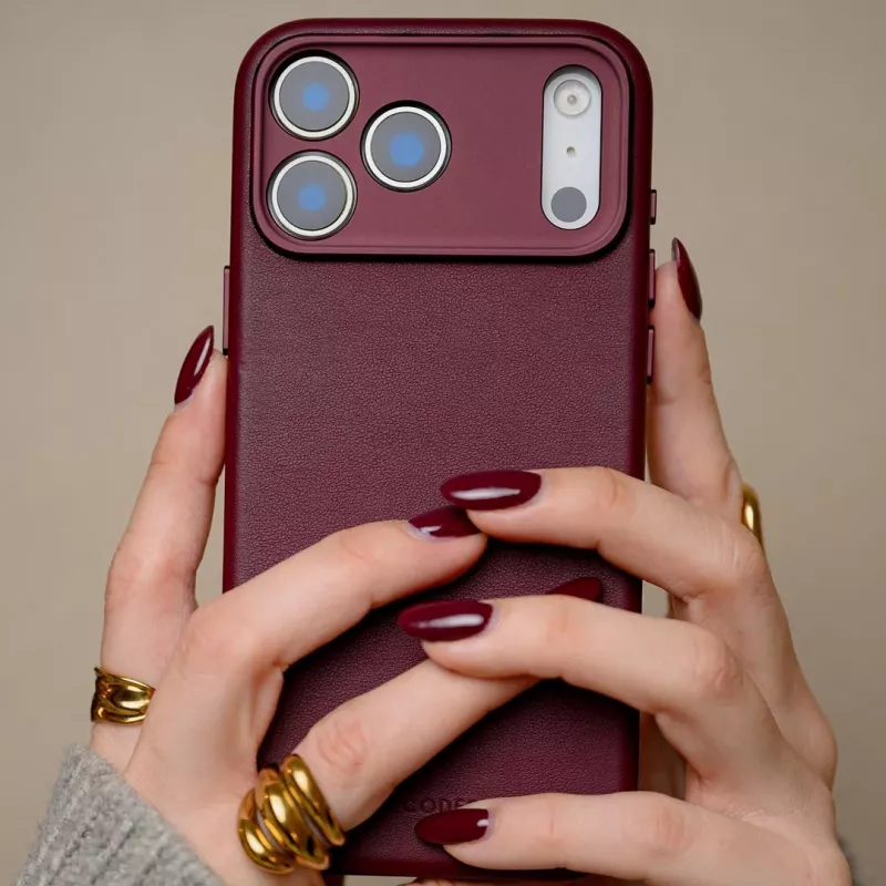 Decoded Leather Backcover, skirta iPhone 17 Pro Max, su MagSafe – Dark Ruby