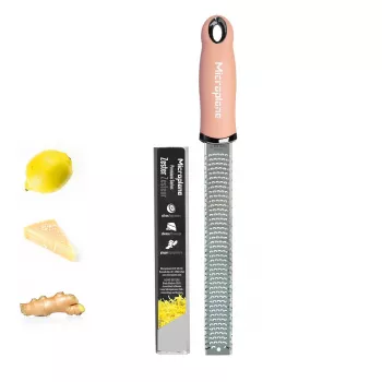 Microplane Premium Classic Tarka Malve (Mauve) – Smulkioji tarka su nerūdijančio plieno ašmenimis, ergonomiška rankena, tinka plauti indaplovėje, su apsauginiu dangteliu