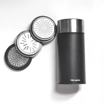 Microplane Universal Mill - juodas/skaidrus rankinis rotacinis tarka kietiesiems sūriams, šokoladui, riešutams, prieskoniams