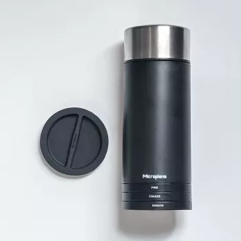 Microplane Universal Mill - juodas/skaidrus rankinis rotacinis tarka kietiesiems sūriams, šokoladui, riešutams, prieskoniams