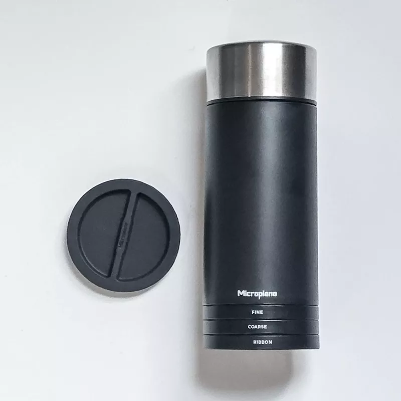 Microplane Universal Mill - juodas/skaidrus rankinis rotacinis tarka kietiesiems sūriams, šokoladui, riešutams, prieskoniams