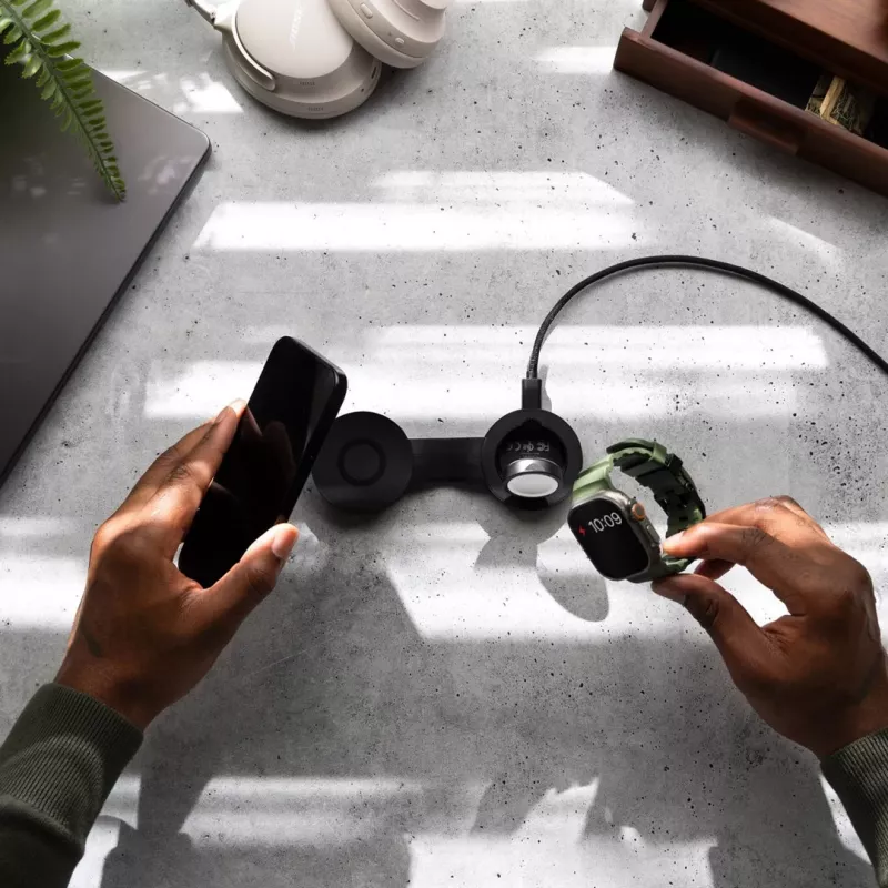 Twelve South ButterFly SE 2-in-1 Qi2 MagSafe įkroviklis, skirtas iPhone ir Apple Watch, juodos spalvos