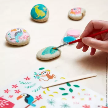 Janod Stone Painting kūrybinis rinkinys – 6 natūralūs akmenys, 6 akriliniai dažai, 2 teptukai, blizgučiai, akutės, lipdukai – nuo 6 metų