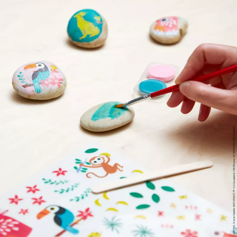 Janod Stone Painting kūrybinis rinkinys – 6 natūralūs akmenys, 6 akriliniai dažai, 2 teptukai, blizgučiai, akutės, lipdukai – nuo 6 metų