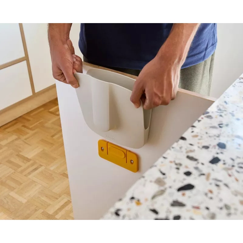 Joseph Joseph CleanTech sieninis šiukšlių rinktuvas ir šepetys