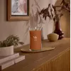 WoodWick Saffron Smoke didelė smėlio laikrodžio formos žvakė stiklainyje 609,5 g