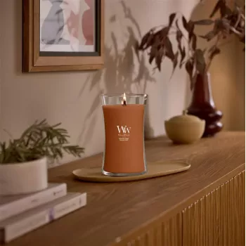 WoodWick Saffron Smoke didelė smėlio laikrodžio formos žvakė stiklainyje 609,5 g