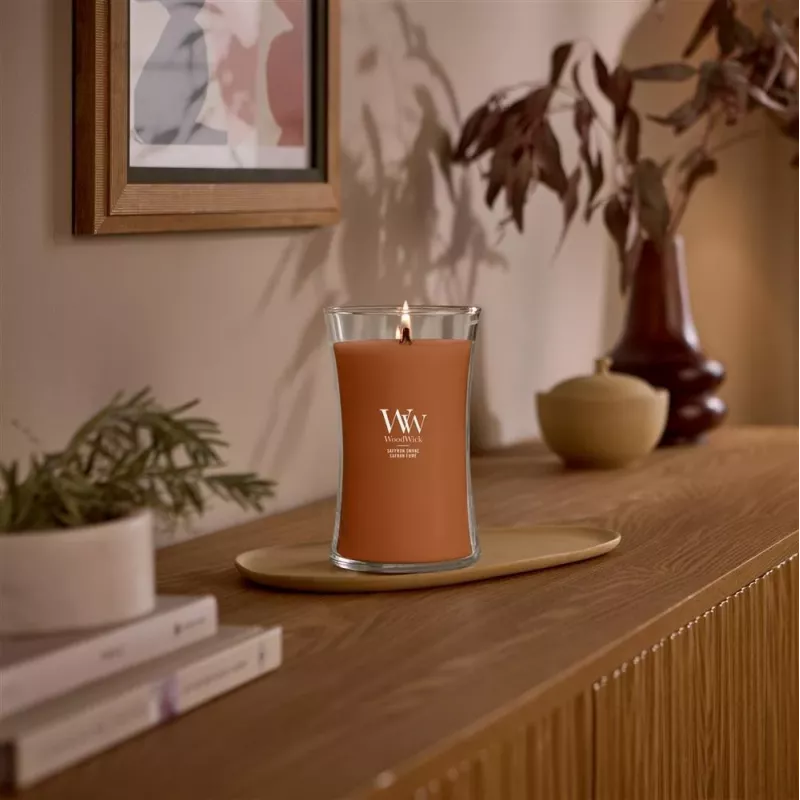 WoodWick Saffron Smoke didelė smėlio laikrodžio formos žvakė stiklainyje 609,5 g