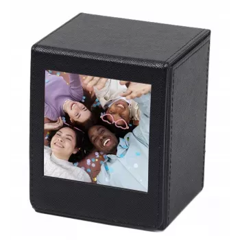 LOVEINSTANT nuotraukų laikymo dėžutė Fujifilm Instax Square – juoda su peržiūros langeliu, talpina 100 nuotraukų