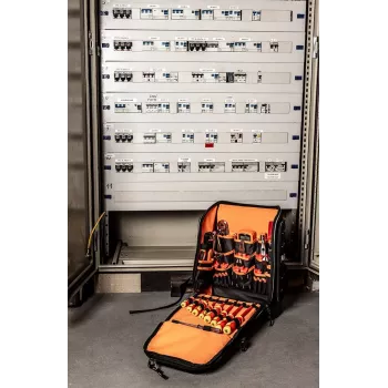NEO TOOLS elektriko kuprinė, 31 vnt., 30 izoliuotų įrankių, patvarus 600D poliesteris, vandeniui atsparus pagrindas, 15 kg apkrova, juoda/raudona