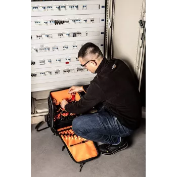 NEO TOOLS elektriko kuprinė, 31 vnt., 30 izoliuotų įrankių, patvarus 600D poliesteris, vandeniui atsparus pagrindas, 15 kg apkrova, juoda/raudona
