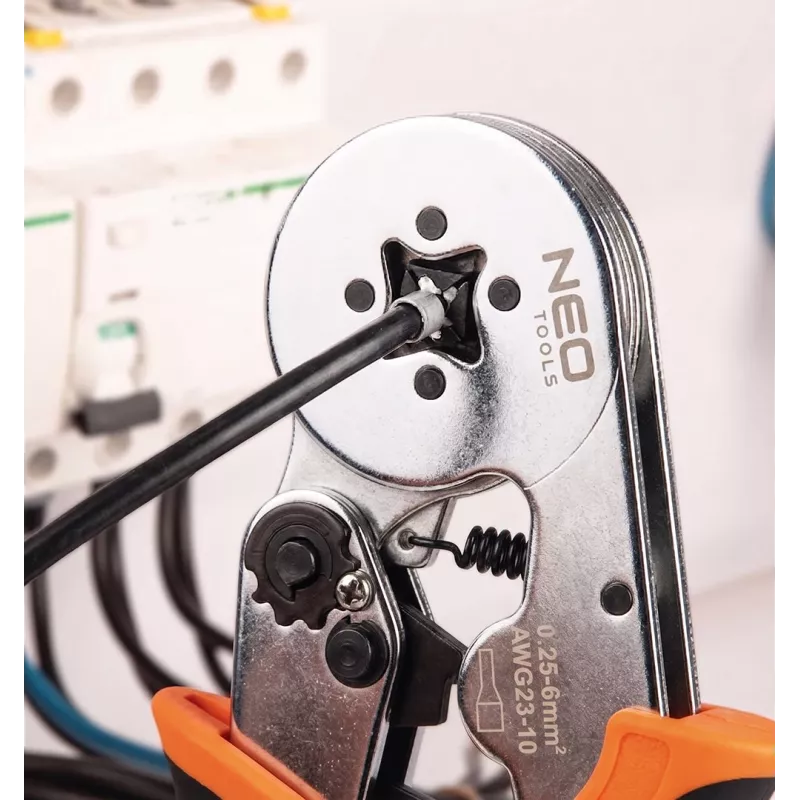NEO Tools savireguliuojantis reples su reketu įvorių antgaliams 0,25–6 mm² (AWG 23–10), kvadratinis užspaudimas, ergonomiška dviejų komponentų rankena, 200 mm