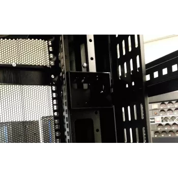 DSIT vertikalus kabelių valdymo skydas 42U 300mm juodas, montuojamas stove, pirštų kanalas