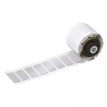BRADY M710 etikečių juosta – baltas poliesteris, 31,75 mm x 25,4 mm, nuolatiniai klijai, 2500 etikečių/ritinyje