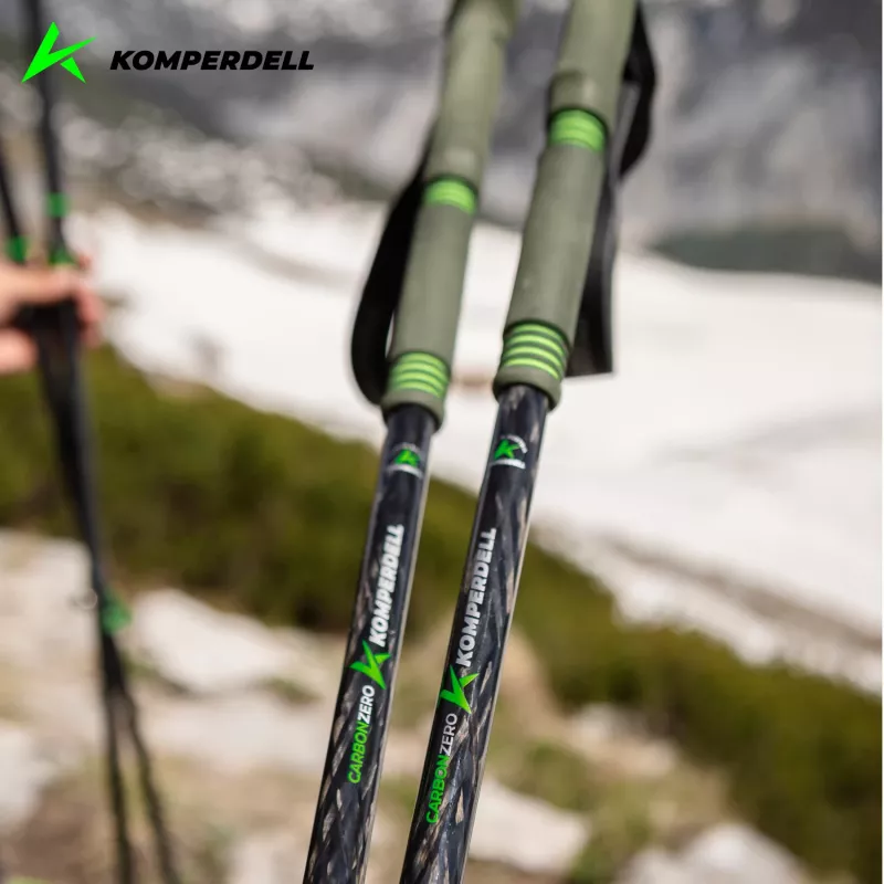 Komperdell Carbon EVO Zero teleskopinės trekingo lazdos, anglies pluošto vamzdis su titanalio apatine dalimi, Powerlock 3.0, Trek Foam 150 putų rankena, keičiami Vario ratukai