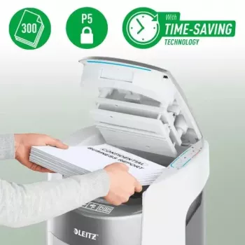 Leitz IQ Optimax AutoFeed 300 P5 mikro pjovimo dokumentų smulkintuvas su 300 lapų automatiniu padavimu, 60 l talpa, juodas/sidabrinis