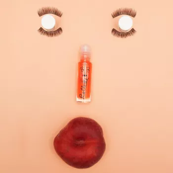 Nailmatic Kids roll-on lūpų blizgesys abrikosų spalvos 6,5 ml - drėkinantis veganiškas vaikų lūpų blizgesys su abrikosų kauliukų aliejumi ir vitaminu E