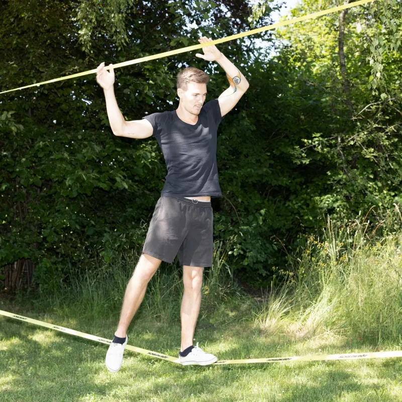 SCHILDKRÖT Slackline rinkinys 15 m, geltonas, 50 mm pločio su fiksavimo mechanizmu – pusiausvyros treniravimo komplektas 970701