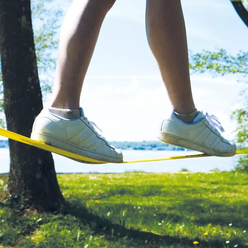 SCHILDKRÖT Slackline rinkinys 15 m, geltonas, 50 mm pločio su fiksavimo mechanizmu – pusiausvyros treniravimo komplektas 970701