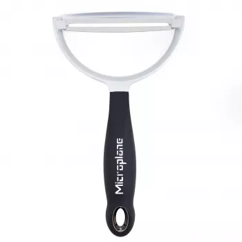 Microplane Peeler XL pasukamas skustukas su chirurginio plieno peiliuku, ergonomiška soft-touch rankena, integruotu akutės išpjovėju, juodas