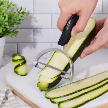 Microplane Peeler XL pasukamas skustukas su chirurginio plieno peiliuku, ergonomiška soft-touch rankena, integruotu akutės išpjovėju, juodas